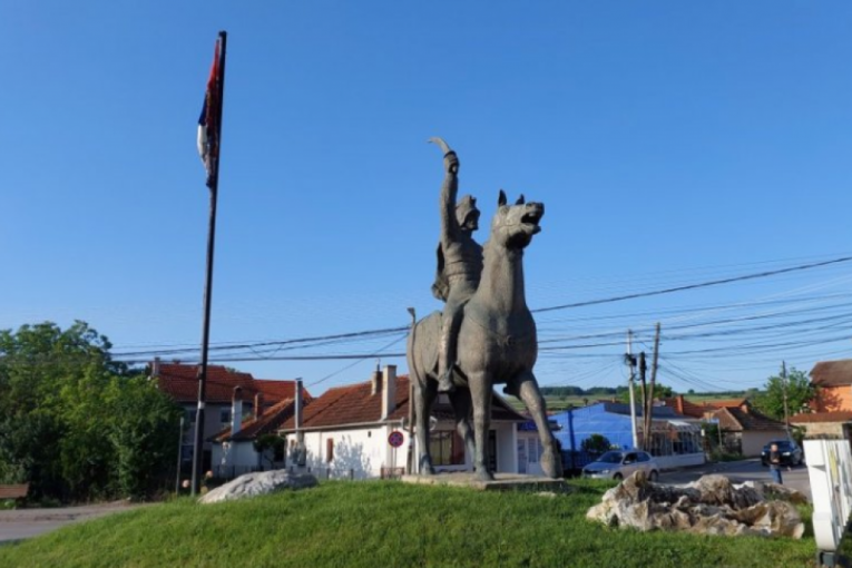 PONOVO SE VIJORI TROBOJKA PORED SPOMENIKA MILOŠU OBILIĆU U GRAČANICI! Srbi postavili novu zastavu pošto je noćas jedna spaljena! (FOTO)