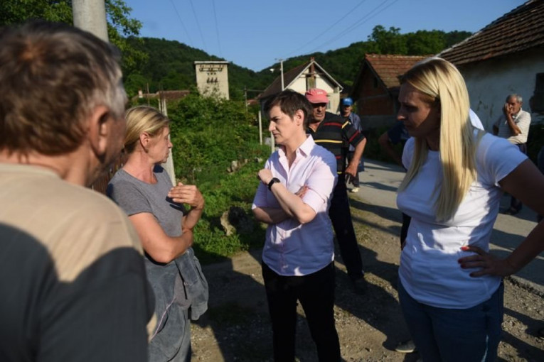 PREMIJERKA BRNABIĆ POSETILA POPLAVLJENI ĆIĆEVAC! Kiša ostavila jeziv prizor (FOTO)