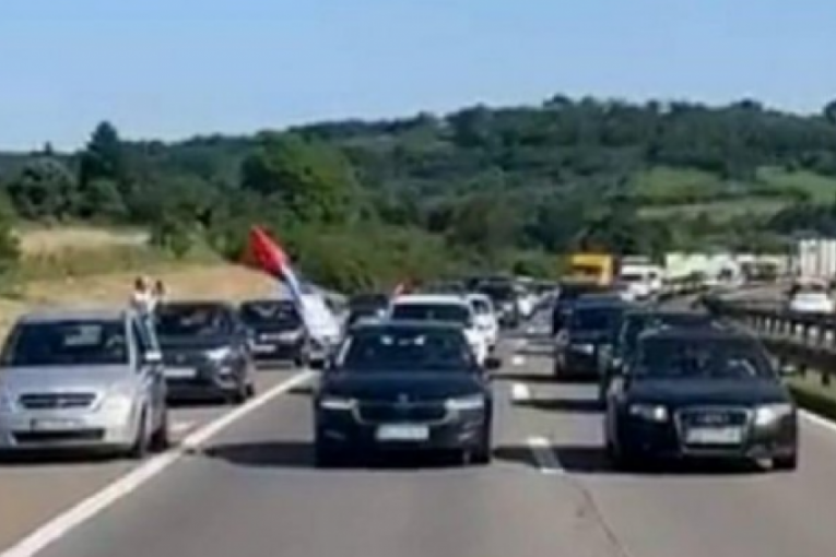 GRAĐANI NEGODUJU ZBOG ZAUSTAVLJANJA SAOBRAĆAJA NA AUTO-PUTU: Novi protest dela opozicije u Beogradu