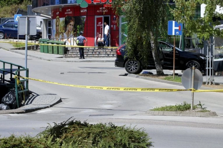 HOROR U GRADAČCU! Sevale pesnice i noževi, ima ranjenih! Stigla policija!