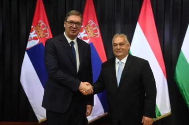 SVAKI SUSRET SA PRIJATELJEM JE IZUZETAN, ALI OVAJ DANAŠNJI IMA POSEBNU SIMBOLIKU! Vučić u poseti Orbanu: Hvala na ovoj časti, od srca vam čestitam praznik! (FOTO)