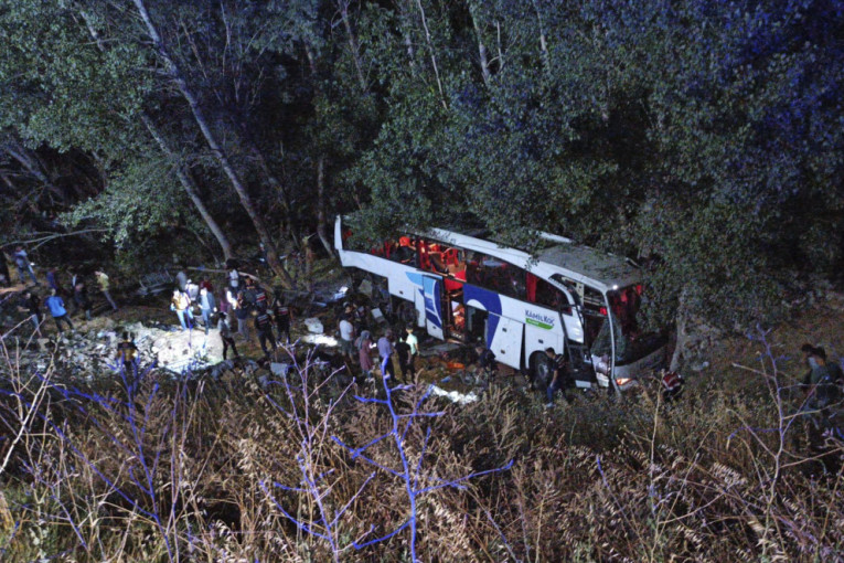 AUTOBUS PREŠAO U SUPROTNU TRAKU I SLETEO U JARUGU: Strašna nesreća u Turskoj, poginulo najmanje 12 osoba, 19 povređeno (VIDEO)