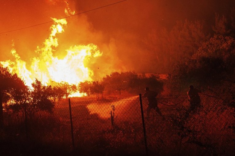 Δημοκρατία |  Η ΕΛΛΑΔΑ ΤΥΛΙΓΜΕΝΗ ΣΤΑ ΜΑΥΡΑ!  Βρέθηκαν 18 πτώματα σε φλεγόμενο δάσος