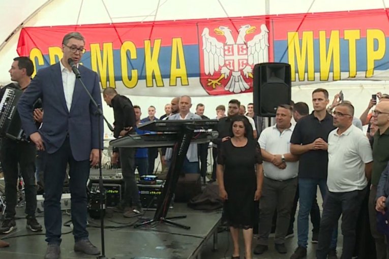 "SVIM SREDSTVIMA  POKUŠAVAJU NEKOG DA SKLONE": Vučić o propagandi i napadima iz regiona