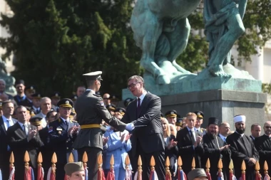 "SAMO ODGOVORNOŠĆU I OZBILJNOŠĆU MOŽEMO NAROD DA SAČUVAMO": Moćan snimak sa promocije mladih oficira Vojske Srbije