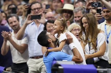 TARA ĐOKOVIĆ IMA ZANIMACIJU DOK GLEDA TATU: Pogledajte šta radi Novakova ćerka u toku teniskog meča!