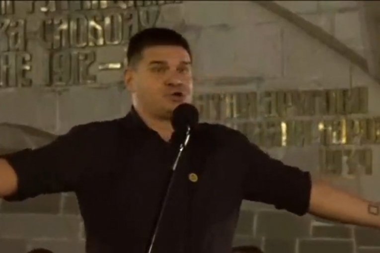 OPOZICIJA VREĐA SRPSKU VOJSKU! Ređali najsramnije uvrede na račun pripadnika VS na poslednjem protestu (VIDEO)