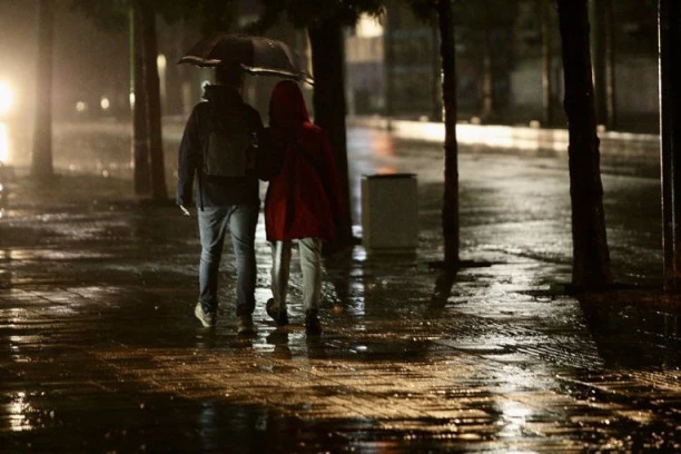 U SURČINU KIŠA LIJE KAO IZ KABLA! Evo gde će noćas još pljuštati i kakvo nas vreme očekuje sutra!