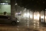 OLUJNI VETAR I JAKA KIŠA VEĆ PRAVE HAOS PO BEOGRADU! Drveće pada kao sveća, na ulicama kolaps... (VIDEO/FOTO)