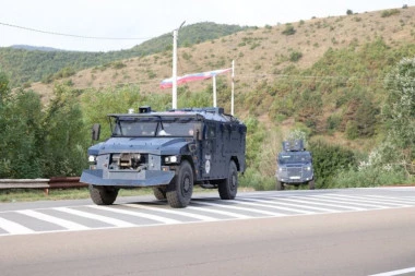 SPECIJALCI SA DUGIM CEVIMA I PSIMA OPKOLILI TEREN OKO BANJSKE! Na ulicama skoro i da nema ljudi, evo šta se dešava