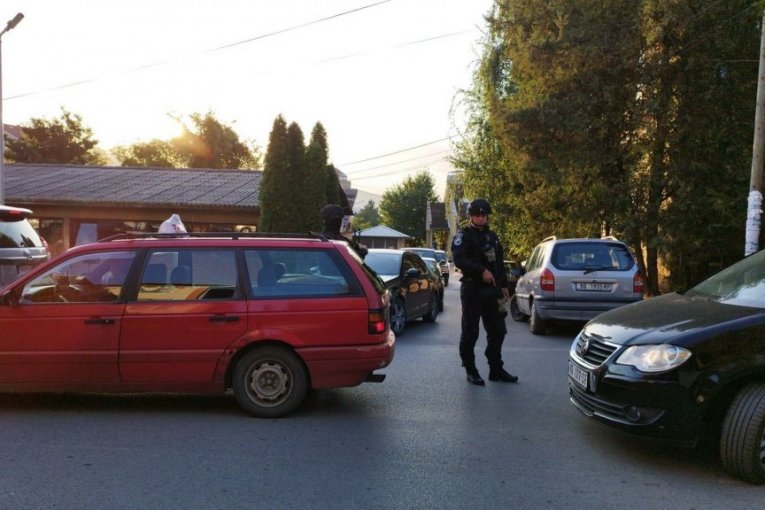 DUGE CEVI OPKOLILE KBC SEVERNA MITROVICA! Na deset metara od vrtića oklopna vozila ROSU jedinica - prve fotografije LEDE KRV! (FOTO GALERIJA)