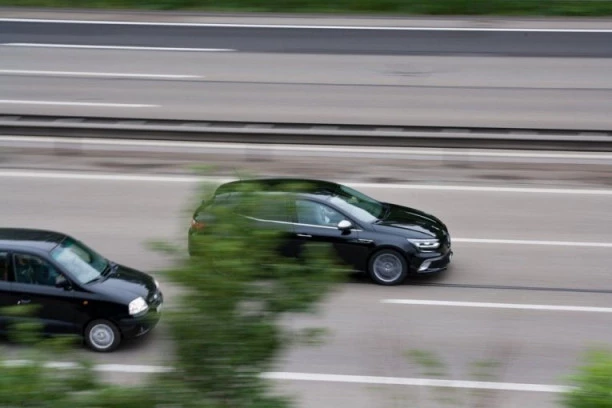 OD DANAS SISTEM ZA DETEKCIJU PREKORAČENJA BRZINE NA JOŠ 4 LOKACIJE U BEOGRADU! Vozači, u OVIM delovima grada smete da se krećete do 50 km/h!