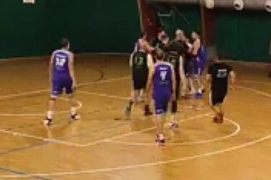 SKANDAL! Tuča na košarkaškom meču! (VIDEO)