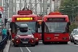 SVE STALO ZBOG BAHATOG VOZAČA NA STUDENTSKOM TRGU! Parkirao se nasred ulice i blokirao saobraćaj, a onda izašao i da se svađa! (VIDEO)