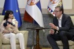 OVO JE MOJE KUMČE! Vučić nasmejan ponosno drži malog Lazara: Presrećan sam! (FOTO)