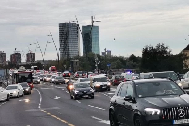 NATPIS NA AUTOMOBILU U BEOGRADU RAZNEŽIO SVE VOZAČE! Ova scena se retko viđa! (FOTO)