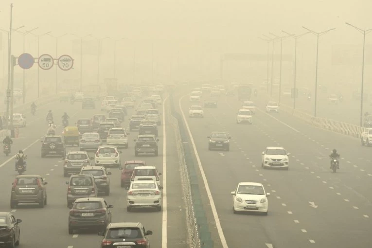 SMOG PARALISAO AERODROM: Neviđeno zagađenje zaustavilo letove, SVI MORAJU DA NOSE MASKE (VIDEO)