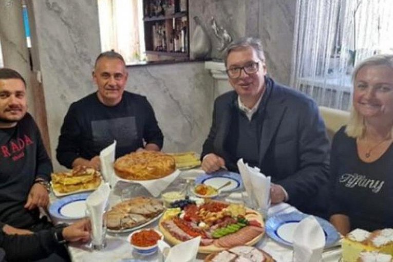 "KAKAV ČOVEK, KAO DA PRIČAM SA PRVIM KOMŠIJOM!" Glava porodice Nikolić otkriva kakav je predsednik Vučić privatno - celo Smederevo ODUŠEVLJENO! (FOTO)