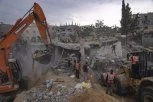 KOPALI U  SUZAMA PO RUŠEVINAMA DA PRONAĐU TELA NAJBLIŽIH: Izraelci ponovo pogodili kamp, ubijeno 90 Palestinaca