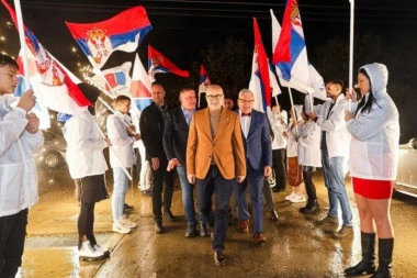 PREDSEDNIK SNS MILOŠ VUČEVIĆ PORUČIO: Odlučujemo o budućnosti Srbije, ne smemo stati!