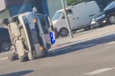 SAOBRAĆAJKA NA NOVOM BEOGRADU: Prevrnuo se policijski auto nasred raskrsnice!