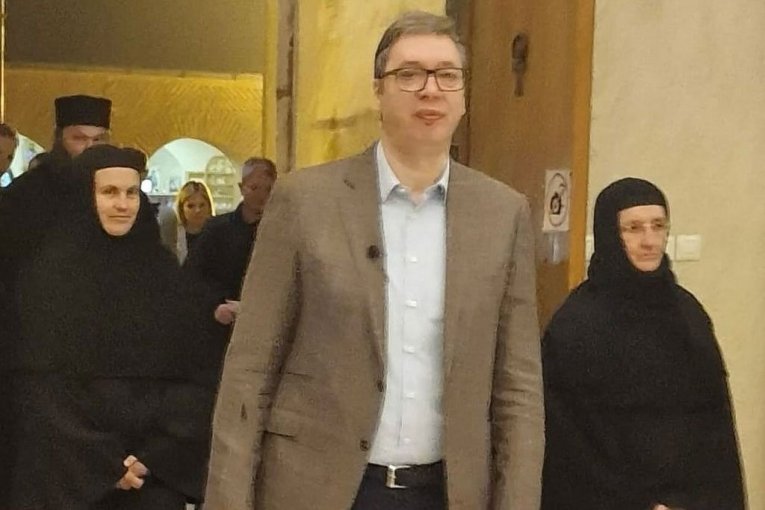 "ONAJ KO NE ČUVA PROŠLOST, NEMA NI BUDUĆNOST"! Vučić obiša veliku srpsku svetinju!  (FOTO)