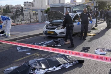 NOVI NAPAD U IZRAELU: Četiri osobe povređene u naletu automobila na autobusku stanicu