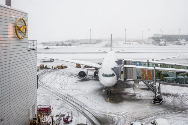 KOLAPS NA AERODROMU: Stali svi avioni, piste pod snegom! Na hiljade putnika ne zna šta će i gde sad