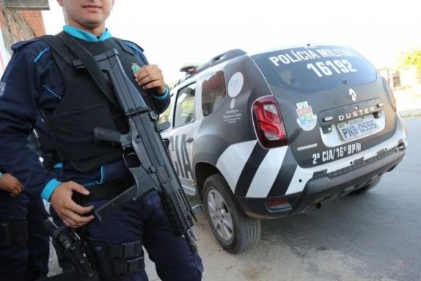 MUŠKARAC SE RAZNEO ISPRED ZGRADE VRHOVNOG SUDA: Jeziva scena potresle građane, policajci zanemeli kad su mu ušli u kuću!