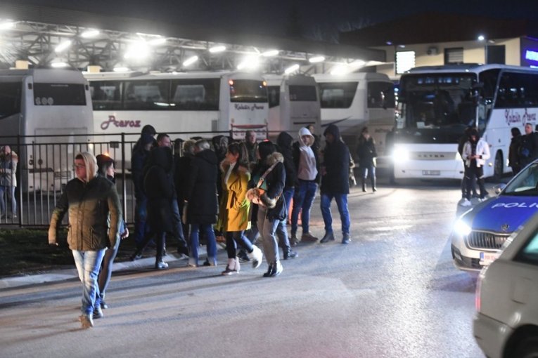 "MORAMO, TO JE ZA NAŠE DOBRO"! Ogromne gužve na administrativnim prelazima, Srbi sa Kosova u velikom broju pristižu na biračka mesta! KURTI IM ZABRANIO DA GLASAJU NA RODNOJ GRUDI!