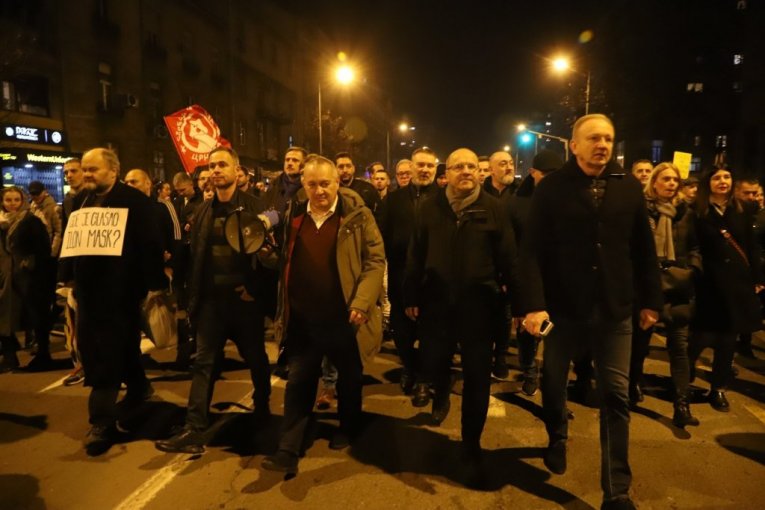 PROTESTI OPOZICIJE SE SVE BRŽE ZAVRŠAVAJU: Okupljeni prošetali do RTS, pa se razišli