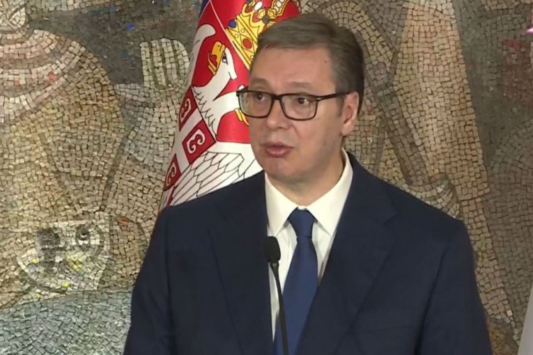 "To traje duže vreme, samo se neki prave da to ne vide"!  Vučić prokomentarisao istraživanja koja pokazuju da je bio najnapadanija ličnost u kampanji!