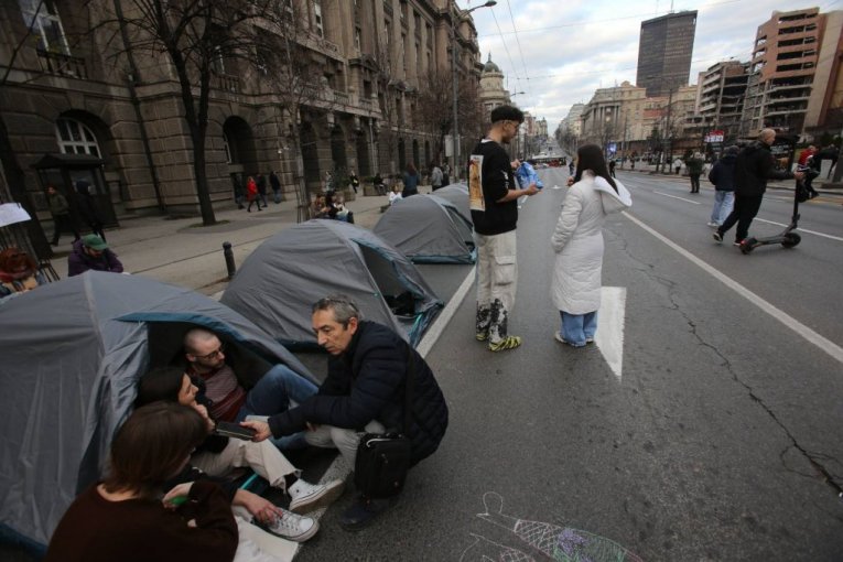 MALTRETIRANJE GRAĐANA OD RANE ZORE! Đilasovi studenti opet blokiraju centar grada, spavali na ulici!