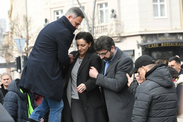 TVRDE DA JE BILO IZBORNE KRAĐE - A NEMAJU NIKAKAV DOKAZ! Licemerje opozicije na delu: Mole ljude da im dostave slike, video i ostale materijale kako bi imali čime da protestuju!