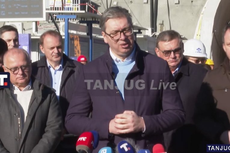 VUČIĆ DAO ROK DA SE RUŽNI OBJEKTI PORED AUTO-PUTA PORUŠE! Evo do kada će to biti urađeno!