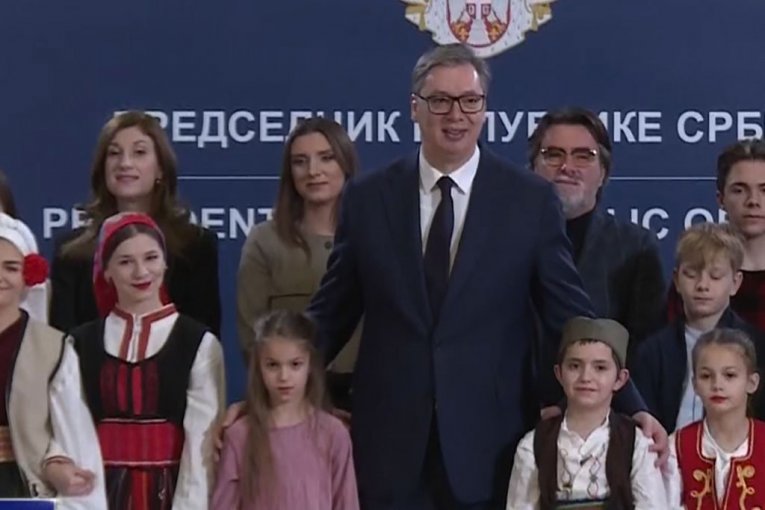 SRCEM PUNIM LJUBAVI ČEKAMO BOŽIĆ! Vučić ugostio decu iz Severne Makedonije: Dečija čista duša najviše liči na Boga!