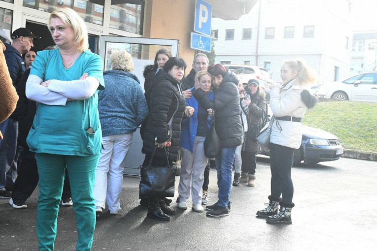 DRAMA ISPRED KRUŠEVAČKE BOLNICE! Devojka (20) povređena u požaru HITNO TRANSPORTOVANA ZA BEOGRAD: Majka jedva stoji na nogama, kuka i zapomaže