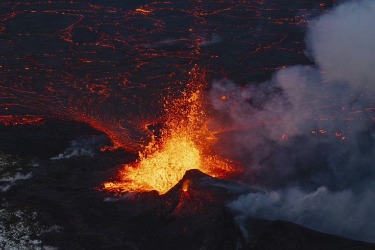 NOVA ERUPCIJA VULKANA NA ISLANDU! Trese se poluostrvo Rejkjanes