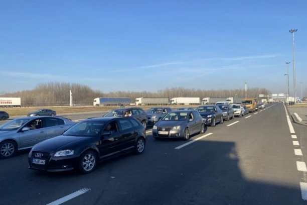 STANJE NA GRANIČNIM PRELAZIMA OD JUTROS! Na ulaz u zemlju do 30 minuta čekanja, TERETNJACI ČEKAJU I PO SKORO ŠEST SATI!