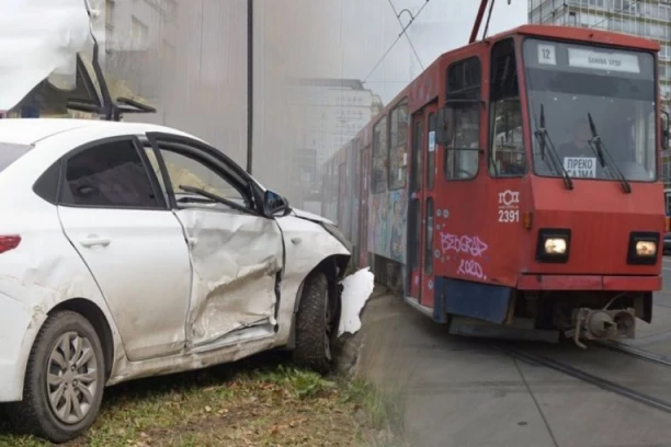 SUDAR AUTOMOBILA I TRAMVAJA! Udes kod nove autobuske stanice, PREDNJI DEO VOZILA SMRSKAN! (FOTO)