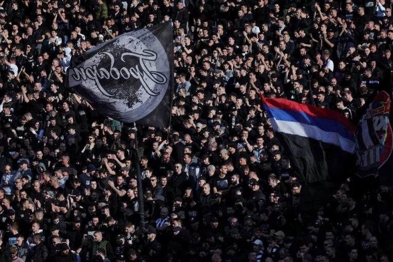 ŠOK U HUMSKOJ! GROBARI upali na STADION i promenili IZGLED TRIBINE! (FOTO)