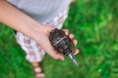 BOMBU UZEO IZ ŽBUNJA, BACIO NA KUĆU, PA POBEGAO AUTOM BEZ TABLICA! Svi detalji hapšenja bombaša iz Bariča - JATAK GA ČEKAO U "PUNTU"!