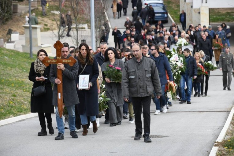 SVETA ĆE ŽIVETI, NEKA MU JE VEČNA SLAVA! Sahranjen Svetozar Vujačić, ministar Vučević održao POTRESNI govor! (FOTO)