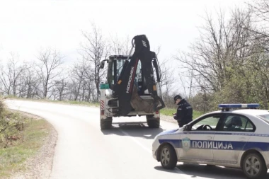 NA DEPONIJU GDE SE SUMNJA DA JE BAČENO TELO DANKE ILIĆ STIGLI KAMIONI: Sve vrvi od policije, teške mehanizacije i marica! - PRILAZ ZATVOREN!  (VIDEO)