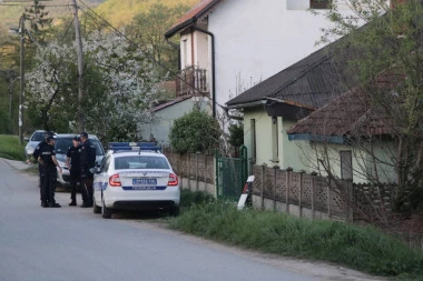 NOVI UPAD POLICIJE U KUĆU UBICE MALE DANKE! Veliki broj seljana okupljen na ulici i gledaju samo u jedno! NOVI TRAG!?