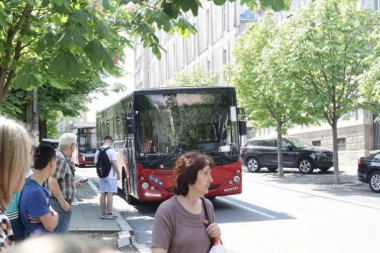 POSVAĐAO SE SA VOZAČEM KOM JE PRAO ŠOFERKU, PA NALETEO POD BUS: Jeziva saobraćajna nesreća u Nišu!