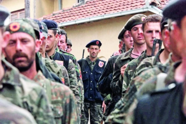 BRUKA NAD BRUKAMA: Učenici na priredbi nosili uniforme OVK! Reakcija roditelja dece u školi bila je ODVRATNA