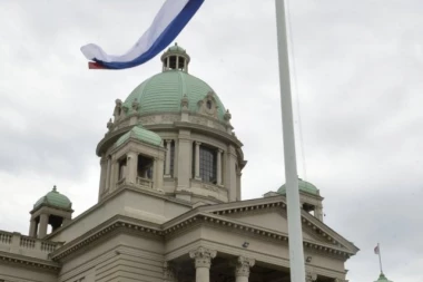 NASILJE U SKUPŠTINI! Predstavnici opozicije prave haos i lome javnu imovinu!