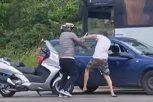 POGLEDAJTE SRAMAN NAPAD MOTORISTE NA VOZAČA U SREMSKOJ MITROVICI! Izvukao ga iz automobila pa krenuo šipkom da ga bije! ŠUTIRAO GA I U GLAVU! (VIDEO)