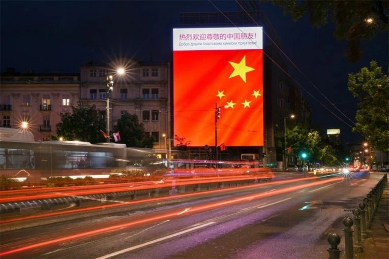 OVAKO JE KINESKI PREDSEDNIK DOČEKAN U BEOGRADU! Na ulicama zastave, poseban bilbord sa ispisom na srpskom i kineskom jeziku! (FOTO)